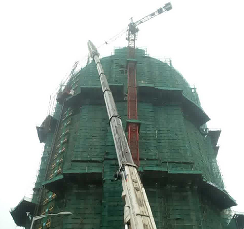 四会吊车在工地上作业